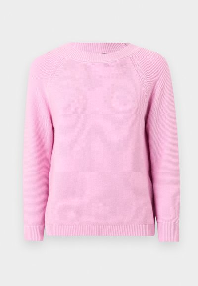 Vaaleanpunainen neulepaita, jossa on pyöreä pääntie, raglan-hihat sekä ribbaustekniikalla tehdyt hihansuut ja helma, ja joka sisältää teksturoidun kuosin koko paita.