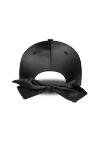 Boné de basebol de cetim preto com um laço de cetim amarrado na parte de trás, com uma aba estruturada e furos de ventilação na coroa.