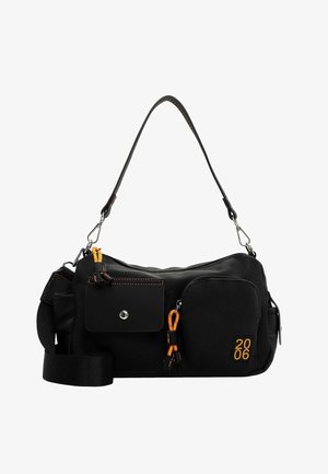 Must kangaskohver oranžide aktsentidega, millel on peamine tõmblukuga tasku, eesmine tasku ja reguleeritav õlarihm.