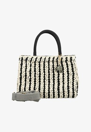 Bolso tejido en blanco y negro con rayas verticales, asas negras, un colgante de elefante y una correa de hombro desenfundable con patrón blanco y negro.
