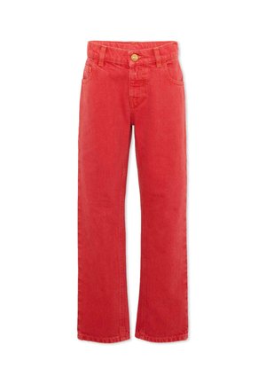 Jean en denim rouge à jambe droite avec bouton sur le devant, fermeture éclair, passants de ceinture et poches avant sur fond blanc.