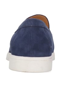 Mörkblå mockaskor utan snörning med en slät yta, vit gummisula och subtil sömdetalj runt hälen.