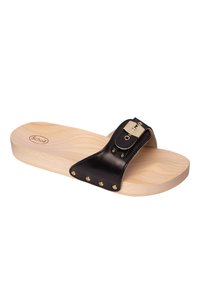 Zwarte leren instapsandaal met een houten zool, voorzien van een brede band, gouden studs en een gespaccent. Glad etiket en minimalistisch ontwerp.