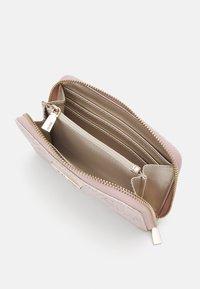 Guess LAUREL MEDIUM ZIP AROUND - Rahakott - dusty rose