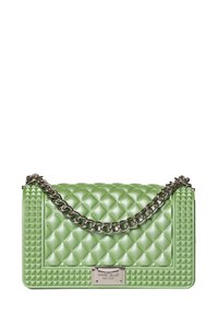 Borsa a mano trapuntata verde con tracolla a catena, caratterizzata da un motivo a diamante testurizzato, borchie quadrate sui lati e una placca metallica con logo.