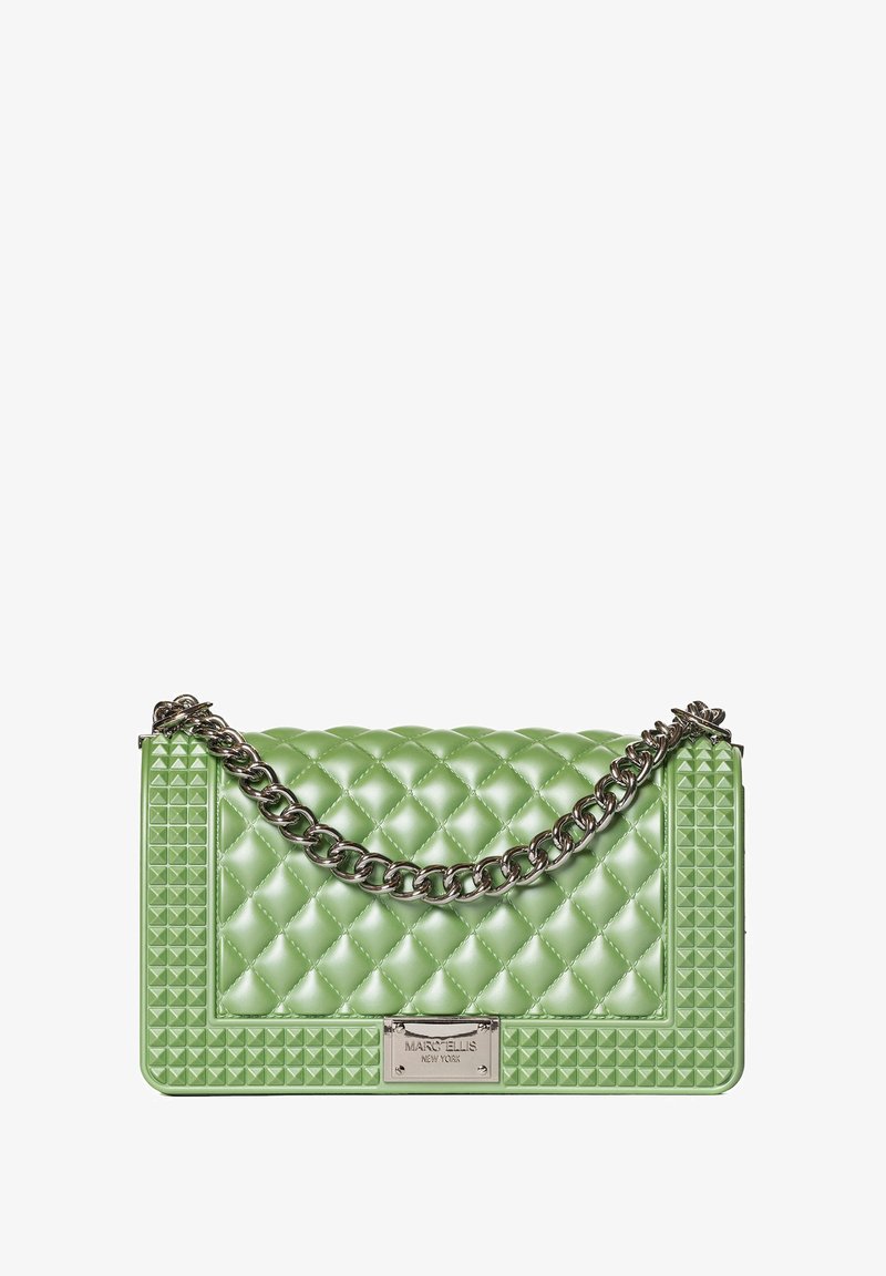 Borsa a mano trapuntata verde con tracolla a catena, caratterizzata da un motivo a diamante testurizzato, borchie quadrate sui lati e una placca metallica con logo.