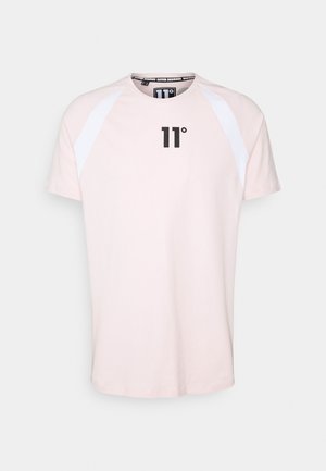 Světle růžové tričko s krátkým rukávem a bílými raglánovými rukávy. Na přední straně se nachází černé logo "11°" a má kulatý výstřih. Vyrobeno z měkkého bavlněného materiálu.