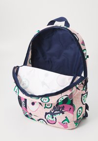 Rucksack mit einem rosa und grünen Obstmuster, ausgestattet mit einem marineblauen Rand und Innenraum. Hauptfach mit Reißverschluss und vorderer Tasche.