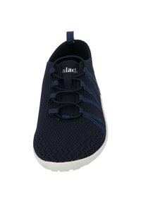 Sneaker blu navy in materiale mesh leggero, con lacci elastici, punta arrotondata e suola in gomma bianca. Motivo testurizzato sulla tomaia.