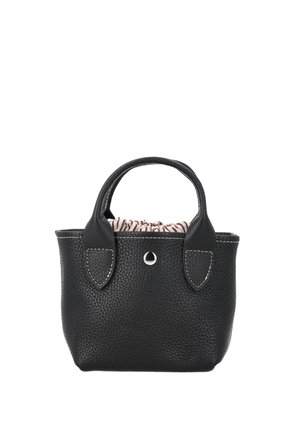 Kis méretű fekete texturált bőrtáska lekerekített fogantyúkkal, fehér kontrasztos varrással, ezüst gombbal és részben látható csíkos bélés anyaggal belül.