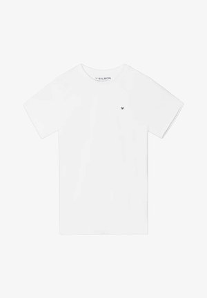 Camiseta de algodón blanca con mangas cortas, cuello redondo y un pequeño logotipo azul en el lado izquierdo del pecho. Textura suave, ajuste casual.