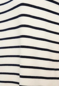 Ριγωτό βαμβακερό ύφασμα με εναλλασσόμενες οριζόντιες ρίγες σε σκούρο μπλε ναυτικό και εκρού, παρουσιάζοντας ομαλή υφή και ομοιόμορφη ραφή.