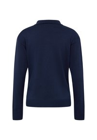 Dunkelblauer gestrickter Pullover mit Polokragen, langen Ärmeln und geripptem Saum. Glatte Textur, keine sichtbaren Muster oder Beschläge.