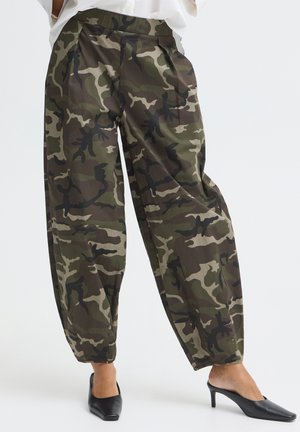 Fransa, FRCARANA PA - Pantalon classique - camouflage grape leaf