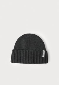 Beanie lavorato a maglia di un grigio scuro con motivo a coste, caratterizzato da una piccola etichetta bianca sul lato, una consistenza morbida e una vestibilità aderente.