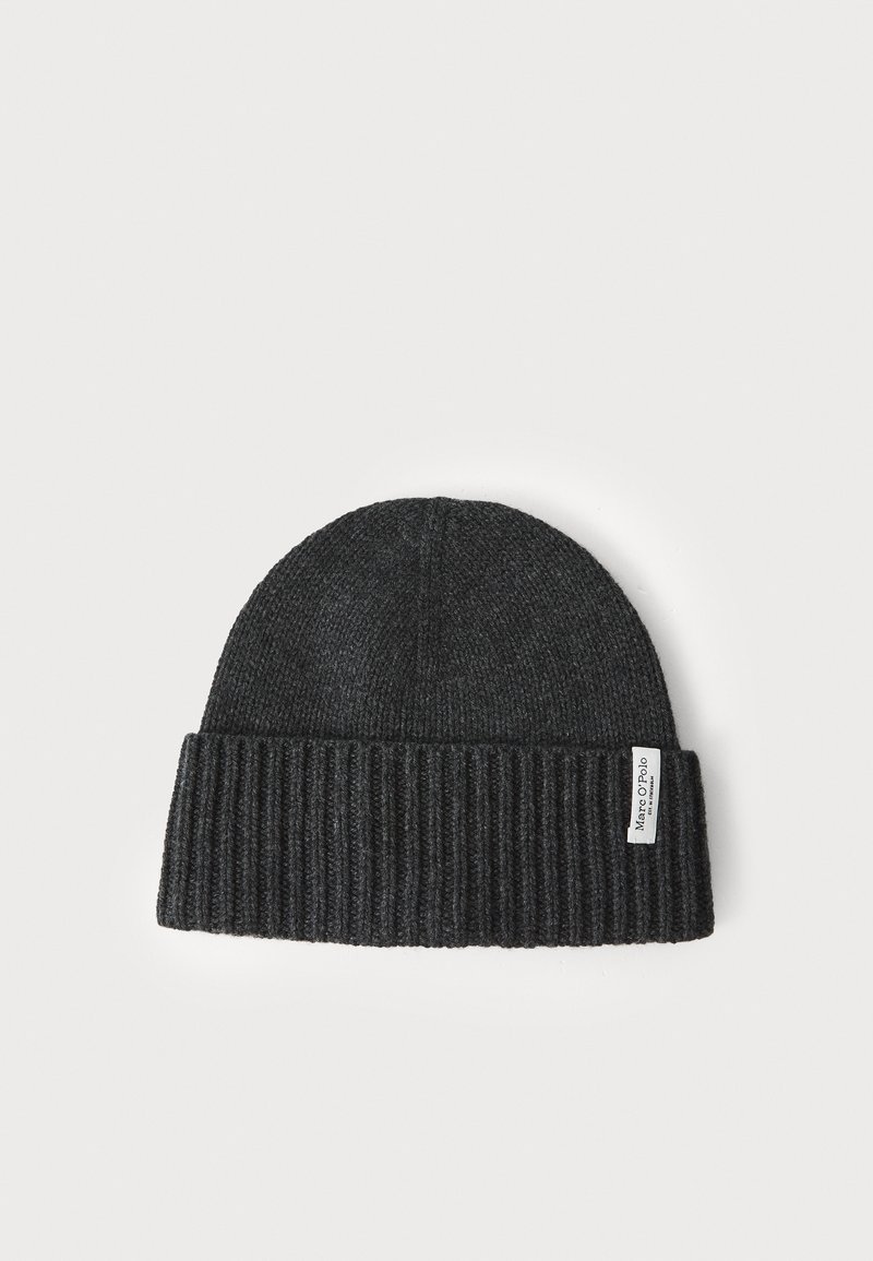 Beanie lavorato a maglia di un grigio scuro con motivo a coste, caratterizzato da una piccola etichetta bianca sul lato, una consistenza morbida e una vestibilità aderente.