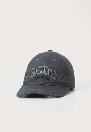 Dunkelgraue Baseballkappe mit dem Aufdruck „GCDS MILANO ITALY 1926“ vorne, auf einer schlichten weißen Oberfläche platziert.