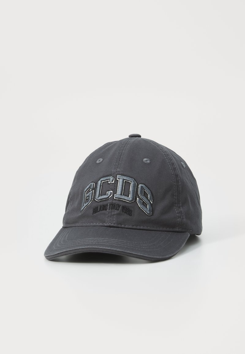 Casquette de baseball gris foncé avec la mention brodée "GCDS MILANO ITALY 1926" sur le devant, placée sur une surface blanche unie.