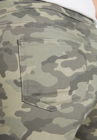 Marks & Spencer JEGGINGS - Calças de ganga de corte skinny - khaki mix