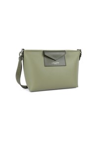 Borsa a tracolla in pelle verde oliva con texture, dotata di tracolla regolabile e tasca anteriore con patta etichettata "Lancaster Paris."