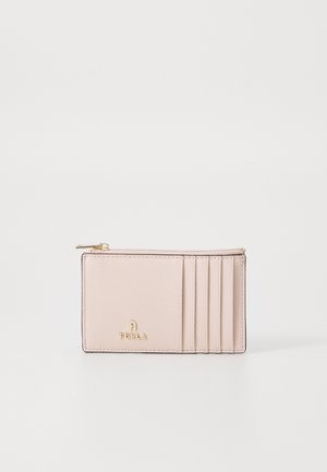 Portefeuille en cuir rose avec une finition texturée, doté de quatre emplacements pour cartes, d'une fermeture éclair et d'un logo doré sur le devant.