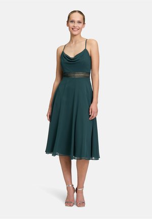 Teal Kleid mit einem Cowl-Ausschnitt, Spaghettiträgern und einer engen Taille mit Cut-out-Details; fließender A-Linien-Rock; glattes Material.