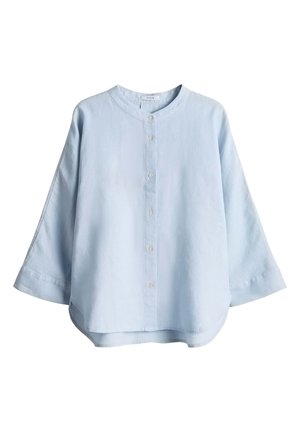 Lichtblauwe, loszittende blouse met lange, brede mouwen, ronde halslijn en knoopsluiting aan de voorkant.