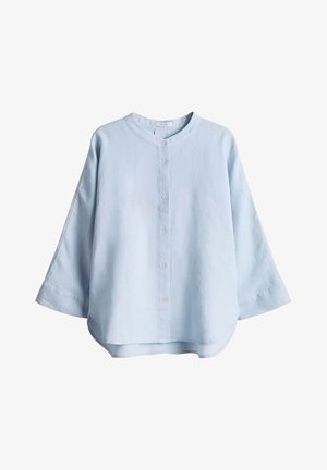 Lichtblauwe, loszittende blouse met lange, brede mouwen, ronde halslijn en knoopsluiting aan de voorkant.
