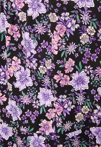 Tecido preto com um padrão floral apresentando flores roxas, rosas e amarelas, com folhas verdes e pequenos acentos por toda a parte.