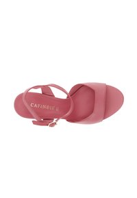 Roze leren sandalen met een brede strap over de teen, een smalle enkelband en een gouden gesp. Gladde textuur en open teenontwerp.