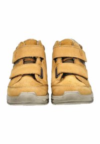 Zapatos de cuero marrón claro con dos correas de Velcro, suelas de goma y un diseño de punta redonda. Los zapatos muestran un ligero desgaste cerca de las suelas.