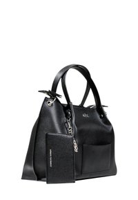 Borsa a spalla nera in pelle con finitura testurizzata, manici doppi e tasca frontale. Include un portacarte staccabile con un accento a catena.