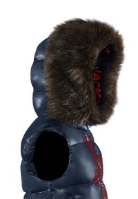 Merenpohjan sininen toppaliivi, jossa on turkiksella vuorattu huppu, paljaat kädentiet ja punaiset logovivahteet. Siinä on kiiltävä, tikattu pinta.