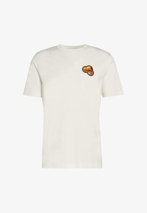 Koszulka z krótkim rękawem w kolorze kremowym, wykonana z mieszanki bawełny, z pomarańczową grafiką przedstawiającą dwa zachodzące na siebie okręgi na lewej stronie klatki piersiowej.