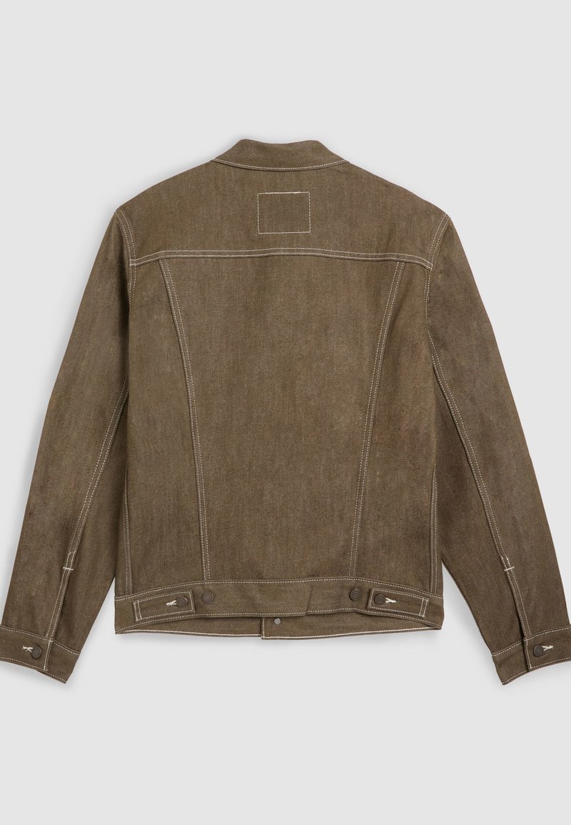 Giacca in tessuto marrone con texture, cuciture bianche a contrasto, design classico e dettagli con bottoni regolabili ai polsini e all'orlo.