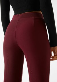 Bershka Tygbyxor - dark red