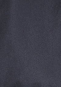 Teksturowany ciemnoniebieski materiał o gładkiej, lekko odbijającej powierzchni; równomierne rozmieszczenie koloru bez widocznych wzorów czy akcentów.