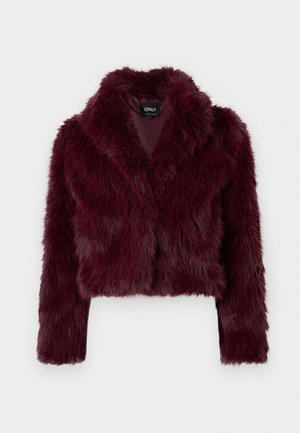 Chaqueta corta de piel sintética burdeos con cuello chal y mangas largas. Presenta una superficie suave y texturada y cierre frontal oculto.