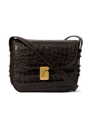 Borsa a tracolla in pelle marrone scuro con texture effetto coccodrillo, con fibbia rettangolare dorata e tracolla regolabile.