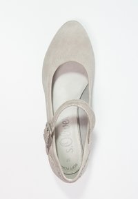 Beżowe skórzane buty Mary Jane z okrągłym nosem, regulowanym paskiem przy kostce i wyściełaną wkładką; gładkie wykończenie i przeszycia.