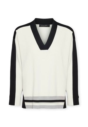 Wit V-hals trui met lange mouwen, zwarte strepen op de schouders en mouwen, en grijze en zwarte horizontale strepen nabij de zoom.