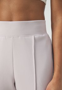 Nike Performance HERITAGE PANT - Treniņtērpa apakšdaļas - platinum violet/barely volt