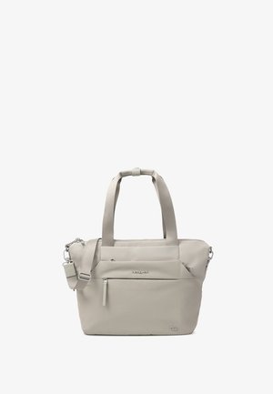 Sac tote beige clair avec doubles poignées, bandoulière réglable, poche avant zippée et détails en métal argenté avec logo de la marque.