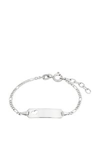 Pulsera de cadena de plata con placa rectangular y pequeño corte en forma de corazón, que cuenta con un cierre de clasp ajustable.