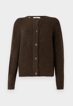 Brun strikket cardigan laget av mykt materiale, med rund hals, frontknapper og lange ermer. Strukturert overflate gjennom hele plagget.