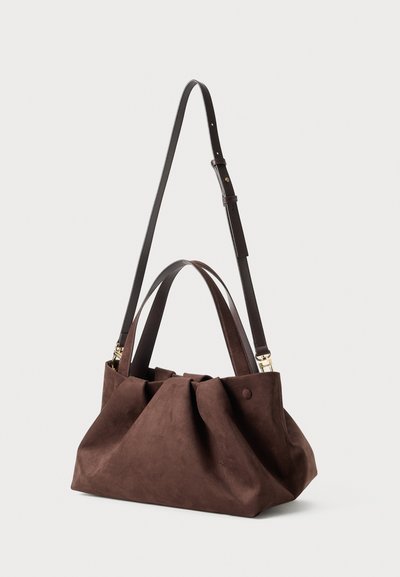 Borsa a tracolla in suede marrone con design plissettato, doppi manici e tracolla in pelle regolabile. Caratterizzata da dettagli in metallo dorato.