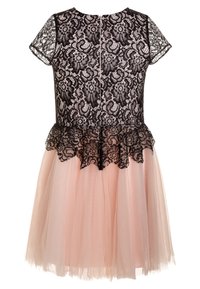 Bodice en dentelle noire avec des manches courtes, taille peplum et jupe en tulle rose pâle. Fermeture éclair au dos avec un détail en dentelle scallopée.