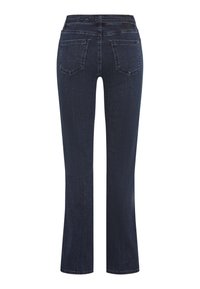Donkerblauwe flared jeans met een hoge taille, twee achterzakken en subtiele stikdetails; gemaakt van zachte denimstof met een gladde textuur.