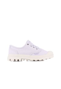 Světle fialové plátěné tenisky s bílou gumovou špičkou a podešví, s kulatými tkaničkami a prošíváním na bocích.