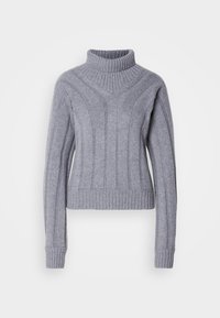 Sivkasto pleteno turtleneck pulover s rebrastim robom in teksturiranimi navpičnimi črtami. Ima dolge rokave in oprijet kroj.
